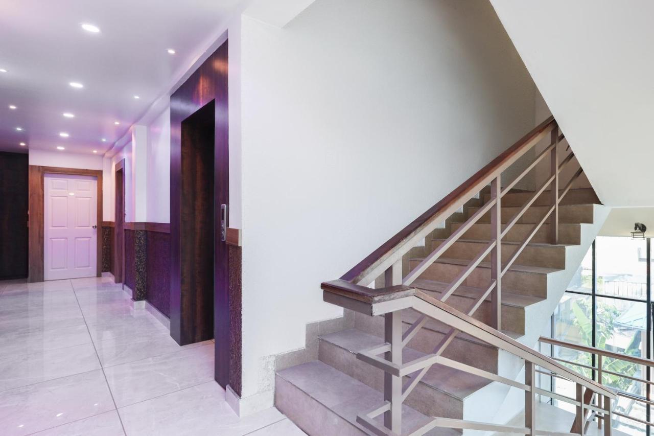 Capital O 71307 Feathers Hotel Kochi Exterior photo