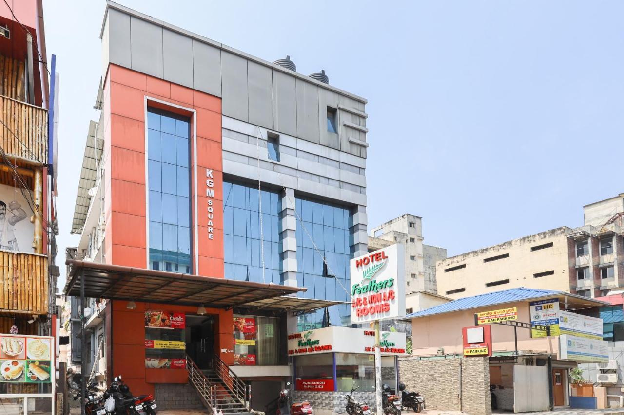 Capital O 71307 Feathers Hotel Kochi Exterior photo