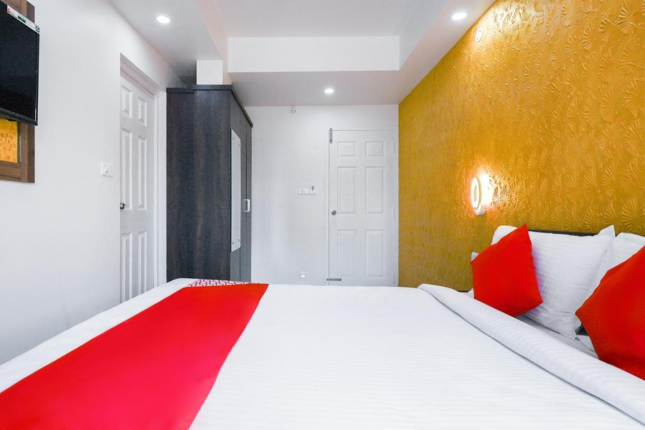 Capital O 71307 Feathers Hotel Kochi Exterior photo