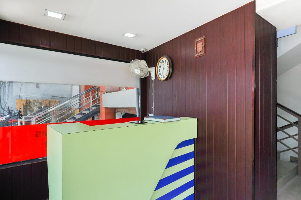 Capital O 71307 Feathers Hotel Kochi Exterior photo